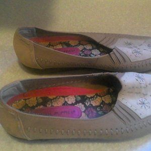 HUSH PUPPIES TAN AND CREME WOMENS LEATHER LOAFERS-9 1/2 M